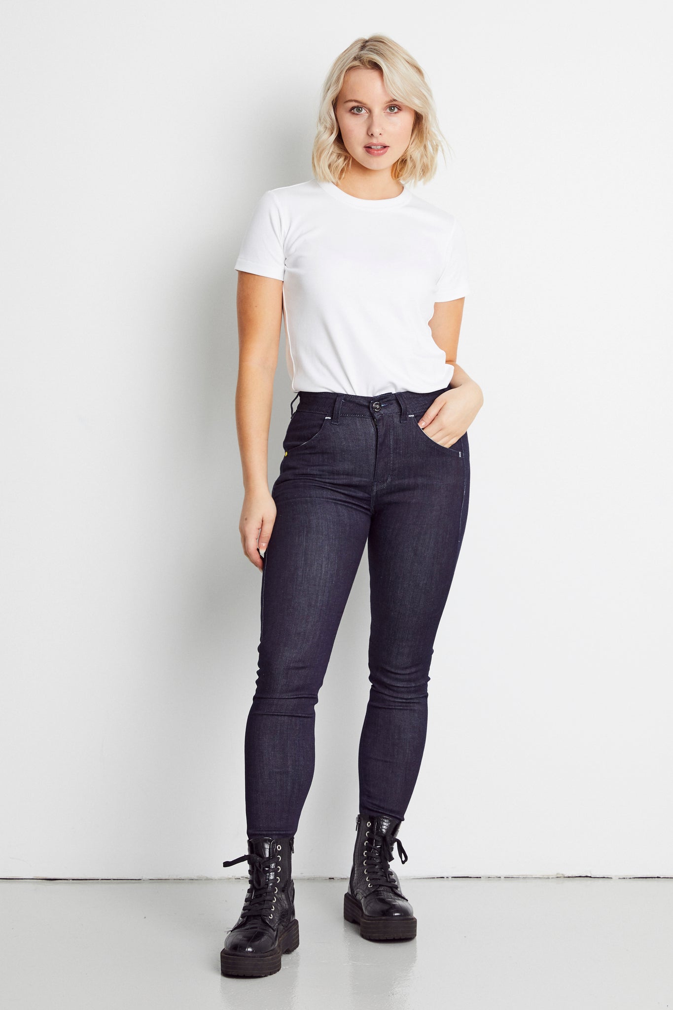 MANHATTAN BLUE DENiM JEAN