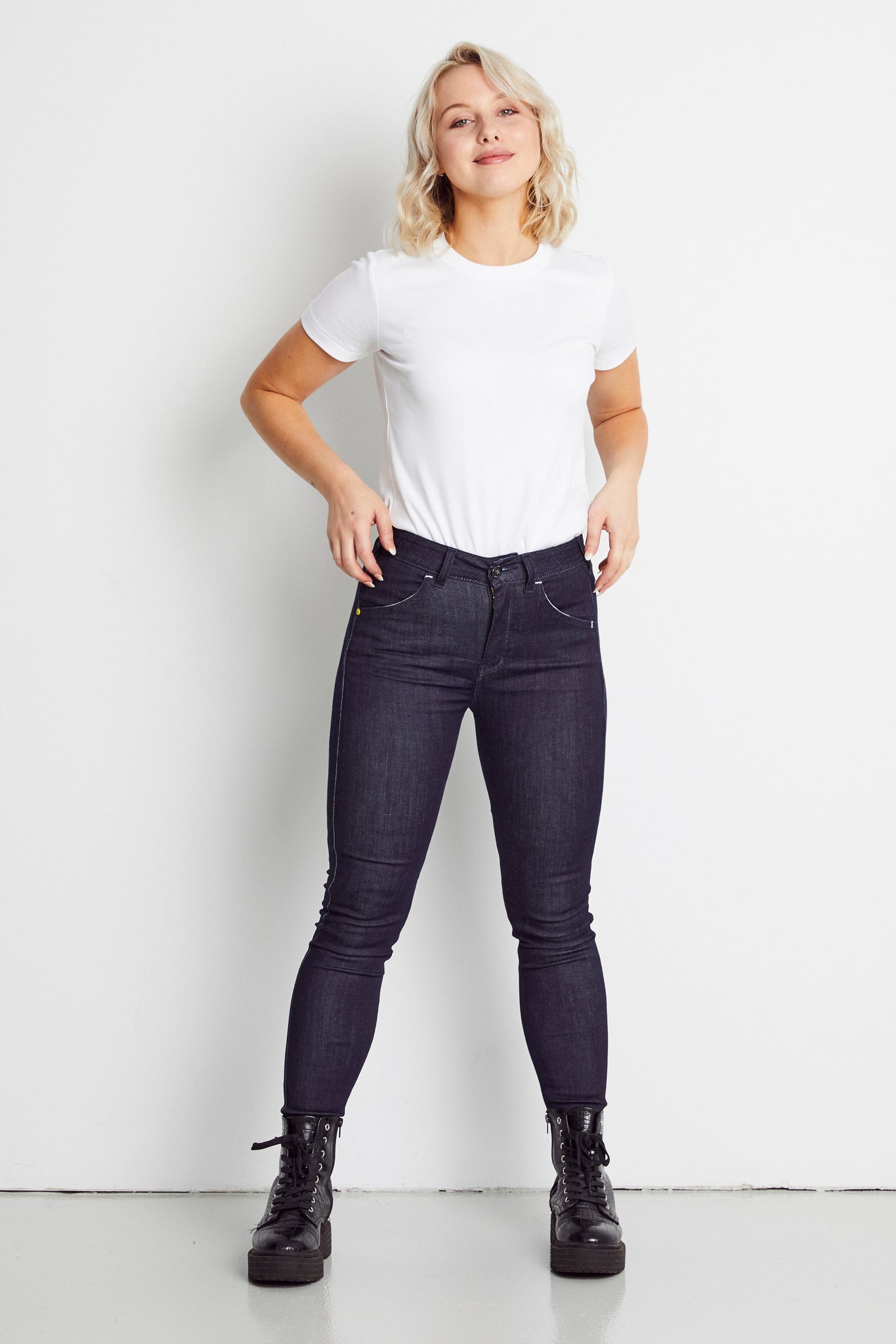 MANHATTAN BLUE DENiM JEAN